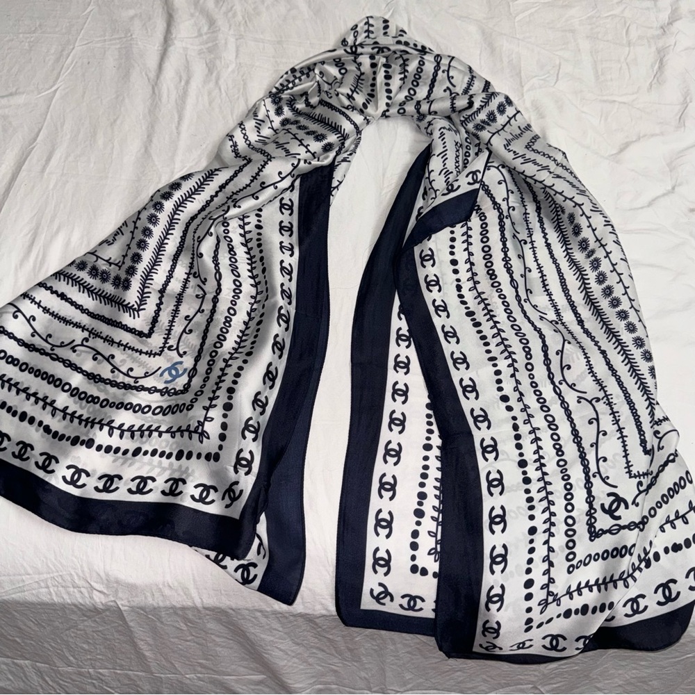 Chanel silk scarf shawl - Picture 7 of 7